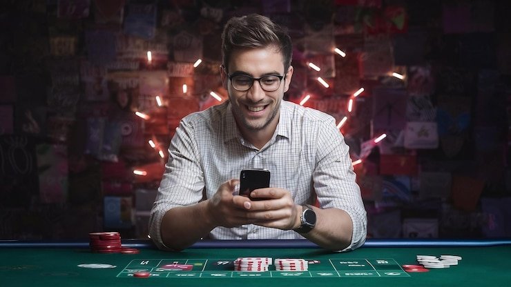 Para pemain duduk bersama menikmati permainan baccarat pada kasino langsung di layar digital